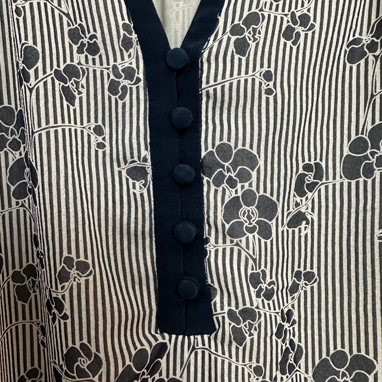 Diane Von Furstenberg Silk Blouse Navy Blue and white Floral Henley 2