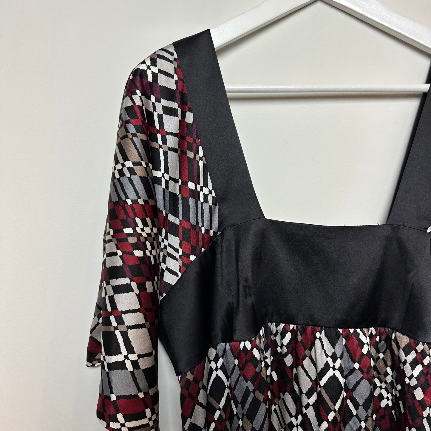 Y2K Trina Turk Silk Dress Geometric Patterned Red Black Grey Kimono Babydoll 12