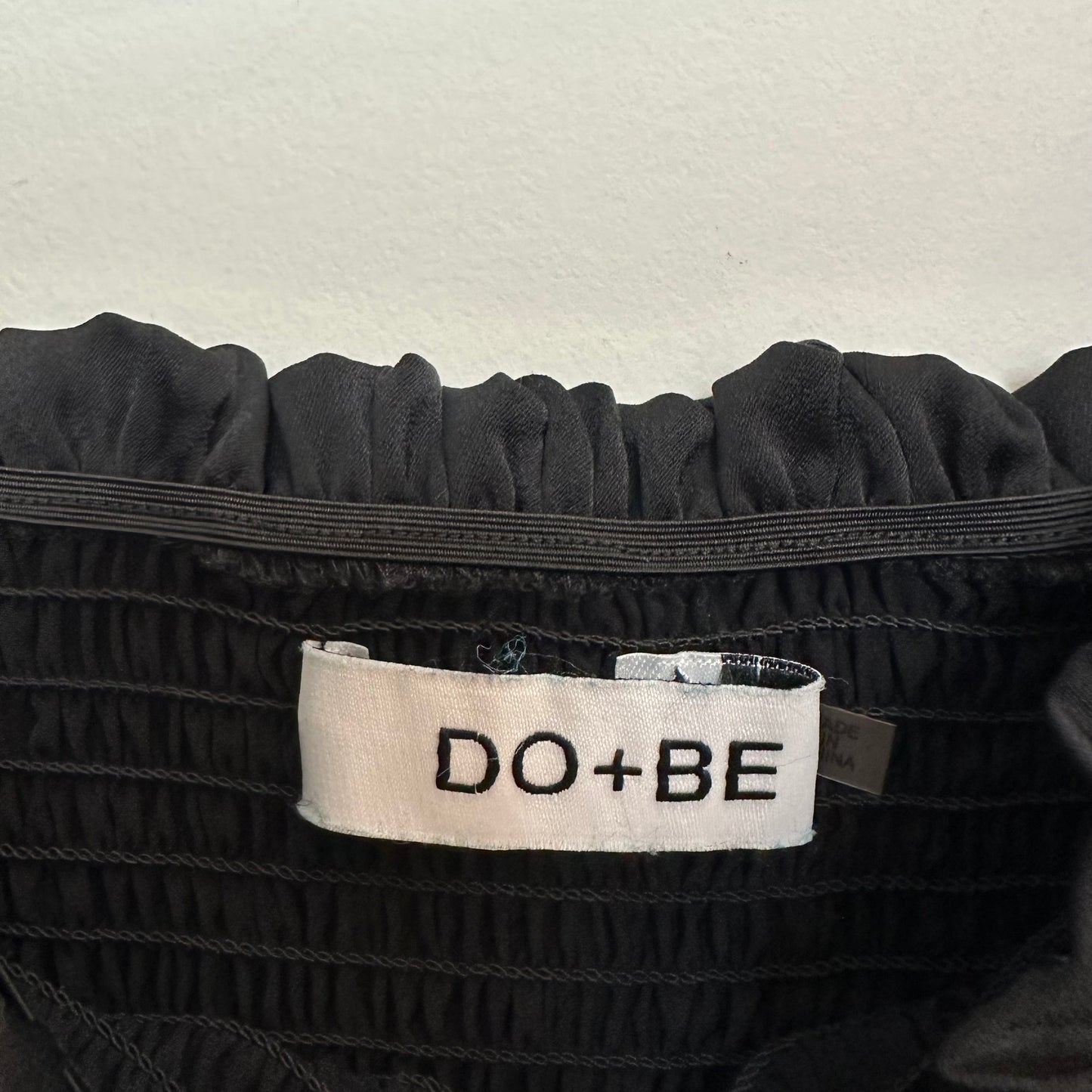 DO+BE Black Satin Top Smocked Puff Sleeve Cropped Small