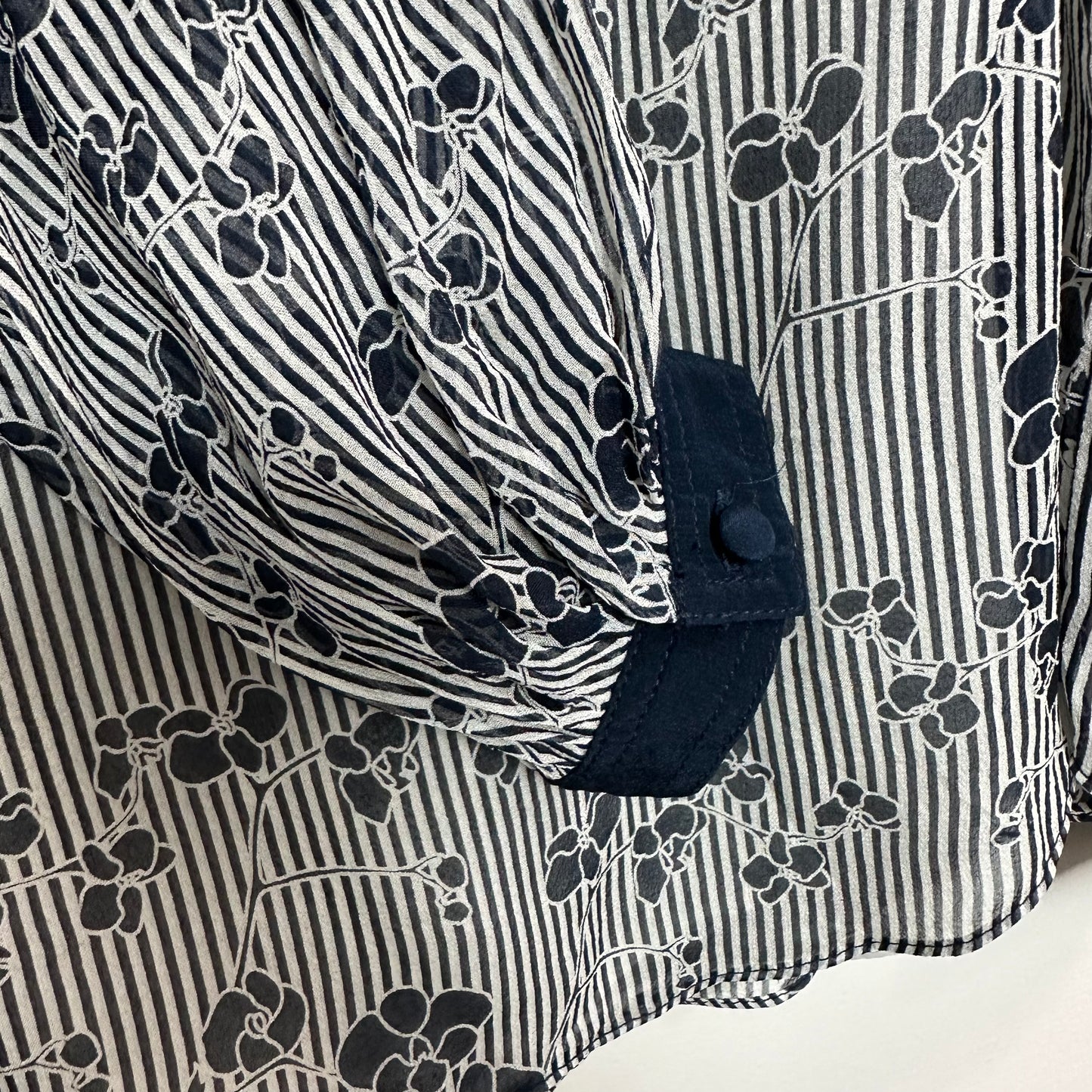 Diane Von Furstenberg Silk Blouse Navy Blue and white Floral Henley 2
