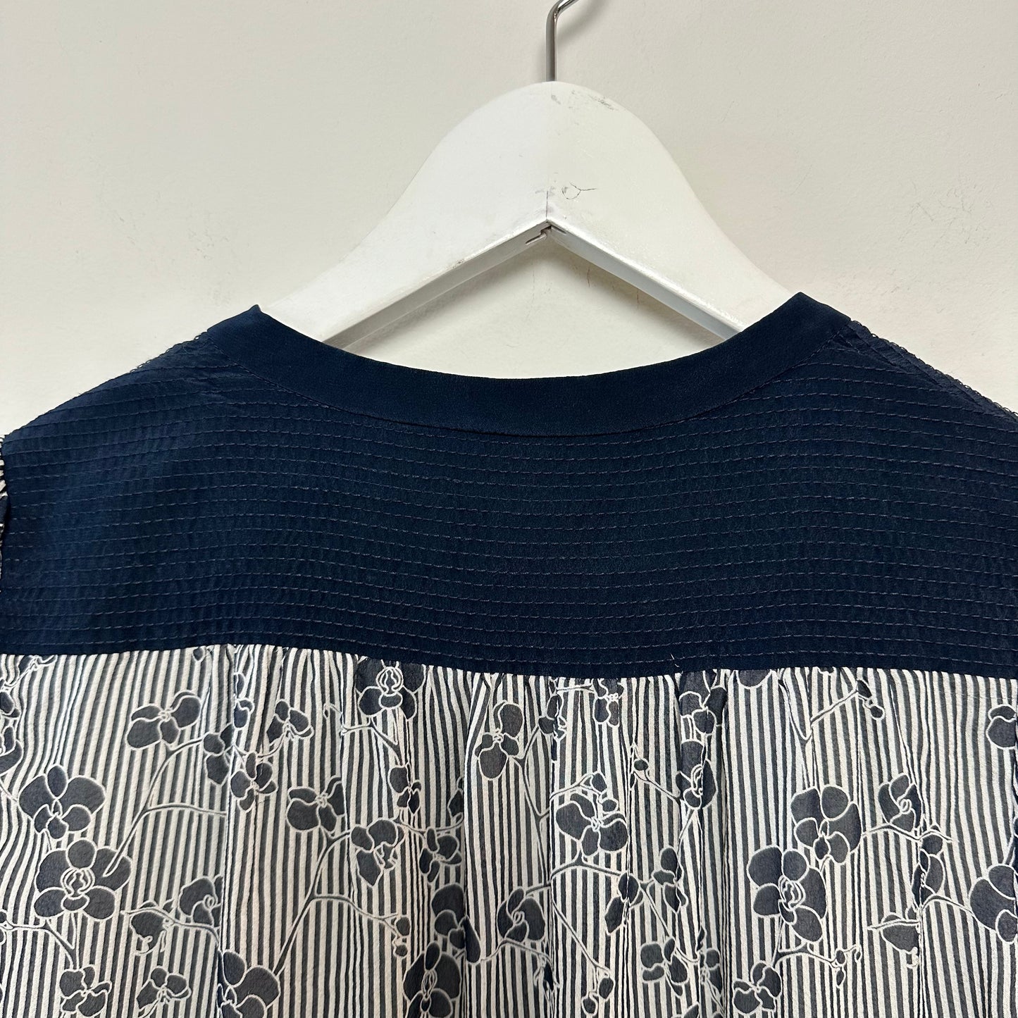 Diane Von Furstenberg Silk Blouse Navy Blue and white Floral Henley 2